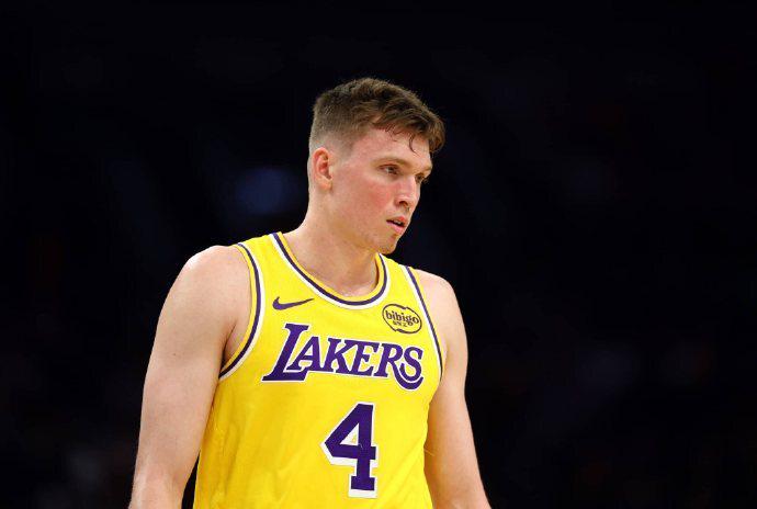 在湖人越打, 岁年轻球员